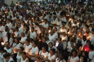 Ciudad colombiana de Cali se viste de blanco y enciende velas...