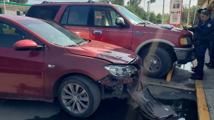 Chocan retroexcavadora y un auto en el poniente