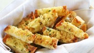 Pan de ajo y queso: en versión fit para no sentirte culpable si estás tratando de dejar de comer pan