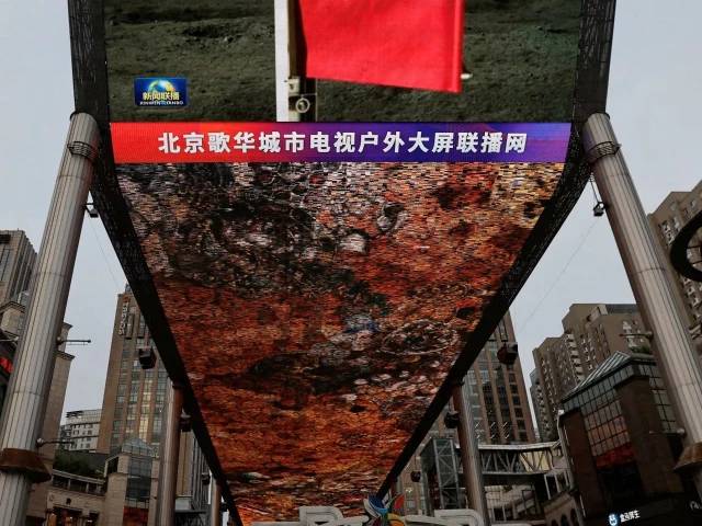China conducts first moon lander test