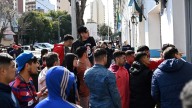 Tras ser liberados, los hinchas de la U de Chile provocaron incidentes en las calles de Avellaneda: el comunicado de Independiente