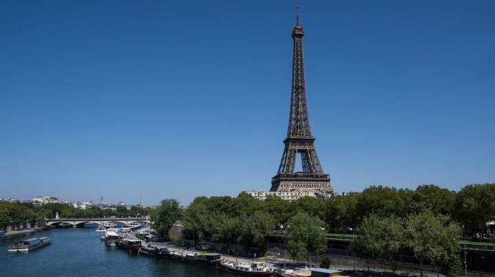 Horror en París: detuvieron a un joven acusado de violar a una turista ucraniana frente a la Torre Eiffel