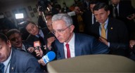 ‘Libertad para Colombia’: Álvaro Uribe celebró por todo lo alto su libertad inmediata
