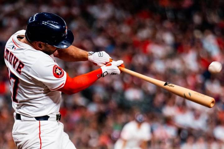 José Altuve se sacude la mala racha con un jonrón en suspenso y acelera por su récord personal
