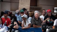 Nuevo intento de boicot en La Vuelta: activistas propalestina irrumpen en la etapa de Olot