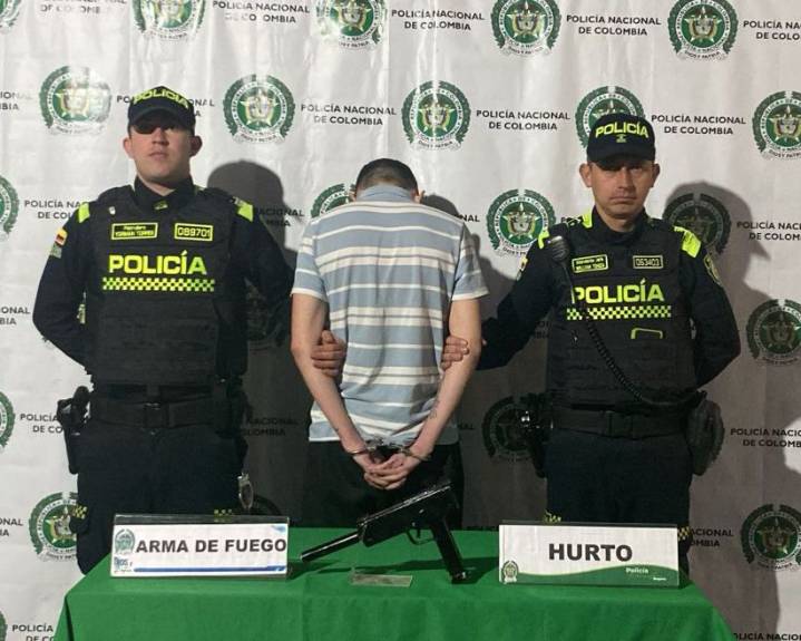 Video: así cayó delincuente que intentó robar una tienda con una subametralladora en Bogotá