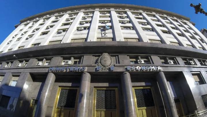 Se dispara hasta 65% la tasa y el Gobierno limita la compra de bonos de corto plazo