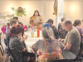 Participa comunidad en clases de arte curativas