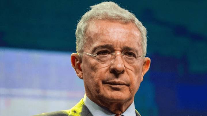 Álvaro Uribe celebró el recibimiento de una boleta que avala su libertad provisional