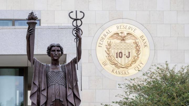 La gobernadora de la Reserva Federal demanda a Trump tras su intento de destituirla