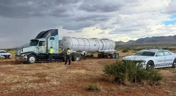 Aseguran Ejército y GN dos pipas con huachicol en Aldama
