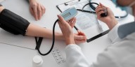 Hipertensión de difícil control: descubren el vínculo oculto entre el consumo excesivo de sal y la inflamación cerebral