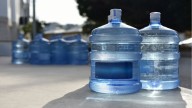 No tires el enorme bidón de agua vacío, transformalo en esta hermosa mesa ratona para tu living