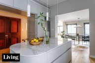 Felices. Viven en elegantes edificios de estilo clásico y, aun así, decidieron integrar la cocina al living