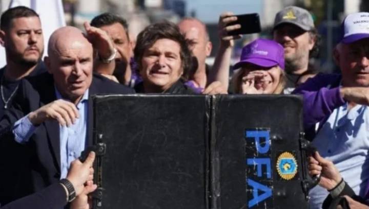 El Gobierno presentó una denuncia penal tras el ataque a Javier Milei