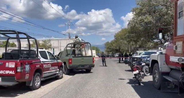 Ejecutan a tiros a dos mujeres a bordo de una camioneta en la carretera Tehuacán