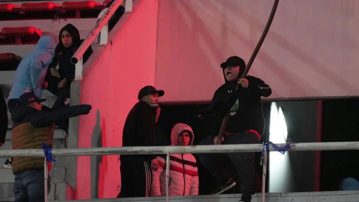 Terror en un estadio: las imágenes de la brutal pelea entre hinchas en Argentina