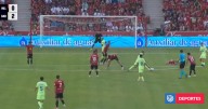 Con rival aturdido en el suelo y varios reclamos: el polémico gol validado al Barcelona en La Liga
