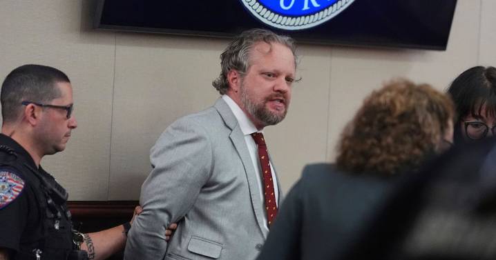 Dentist slowly killed wife by poisoning smoothies and tried to recruit daughter to cover tracks