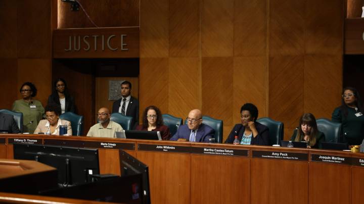 Standing, sitting or walking on certain traffic medians in Houston prohibited by city council