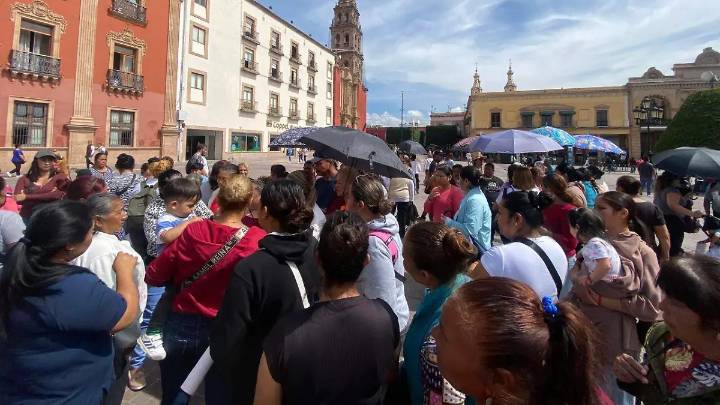 Madres reclaman falta de pago del programa Beca Educativa León 2025