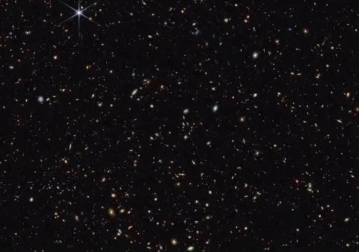 Entre estrellas y agujeros negros: la nueva teoría sobre los pequeños puntos rojos