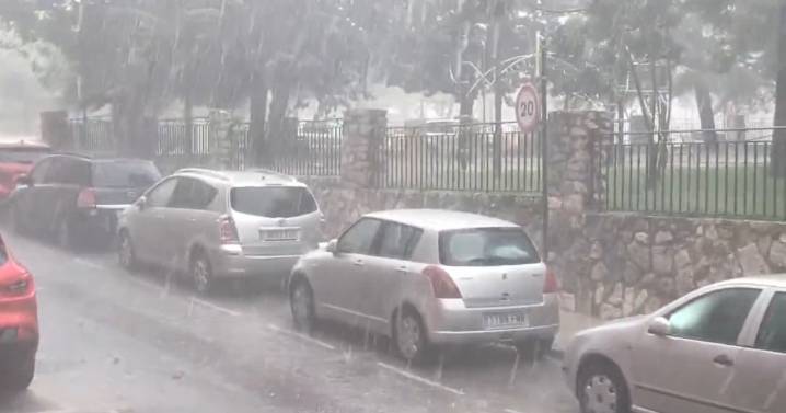 Un reventón húmedo deja una tromba de agua y granizo en el interior de Valencia