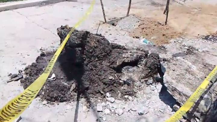 Socavón en Cuautitlán Izcalli provoca accidentes y vecinos temen más riesgos