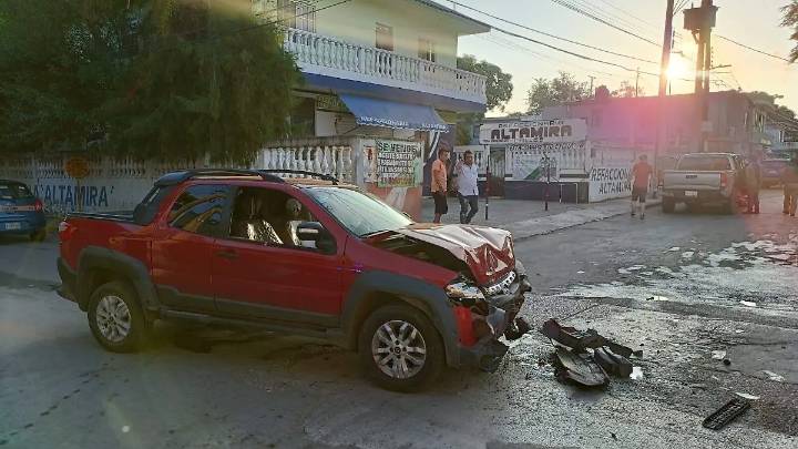 Maneja en sentido contrario y provoca choque en el centro de Altamira