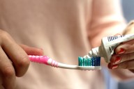 SERNAC emite alerta de seguridad por efectos adversos de pasta dental en Chile: han sido vendidas 1.6 millones de unidades