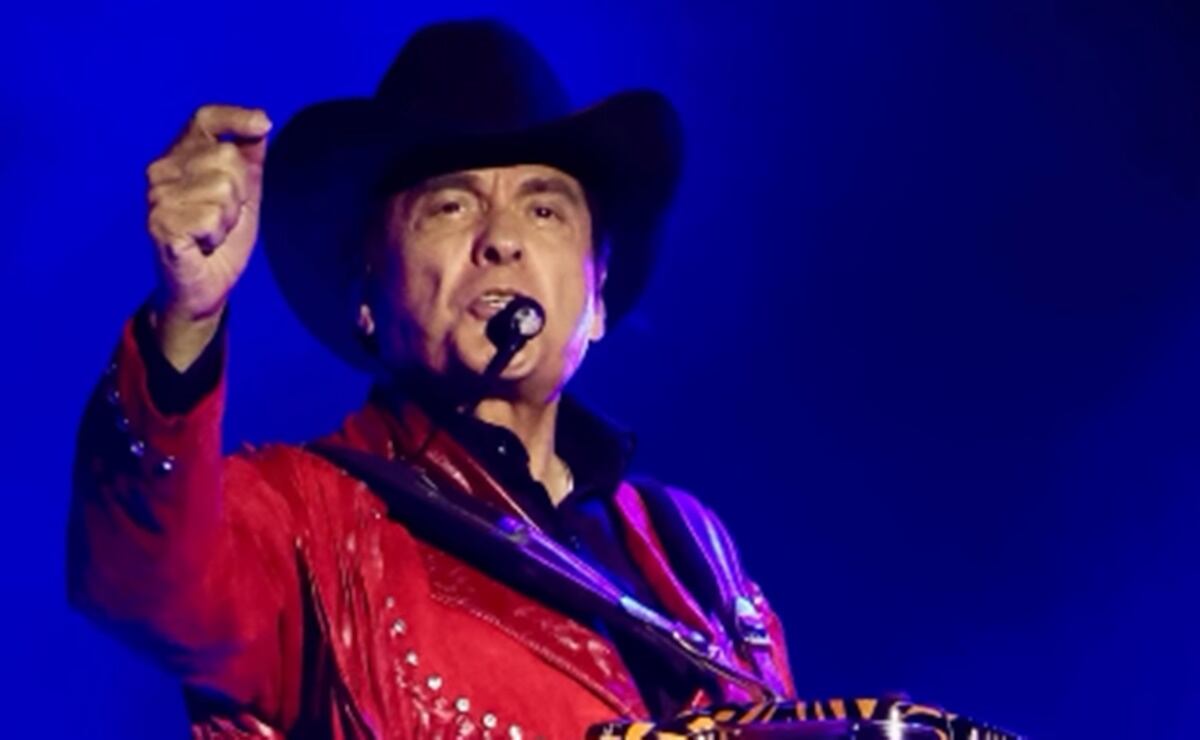 Jorge Hernández, vocalista de Los Tigres del Norte, se recupera tras sufrir caída en pleno concierto