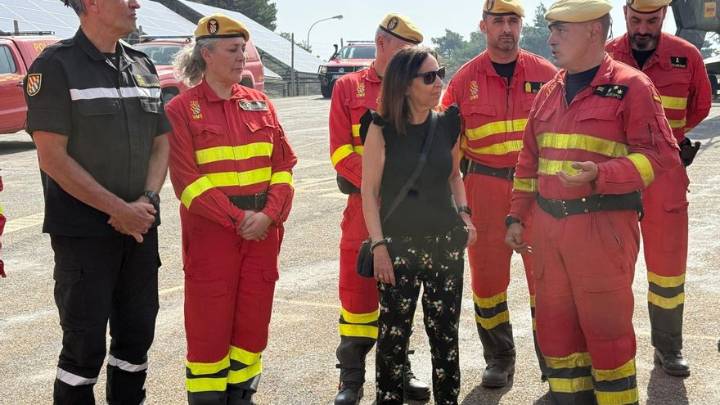 Robles visita a los militares de la UME que luchan contra los incendios en Ourense