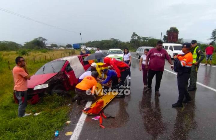 Accidente de Aveo y gandola Mack en la curva El Bagre de Clarines deja una adulta y tres menores lesionados