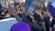 Milei evacuado de un acto electoral tras una lluvia de objetos