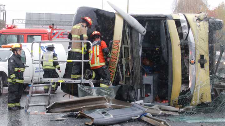 Al menos 15 lesionados por volcamiento de bus en Ruta 5 Sur