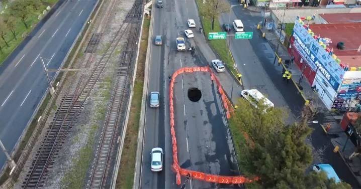 Mega socavón provoca cierre de 3 carriles de la Zaragoza en CDMX