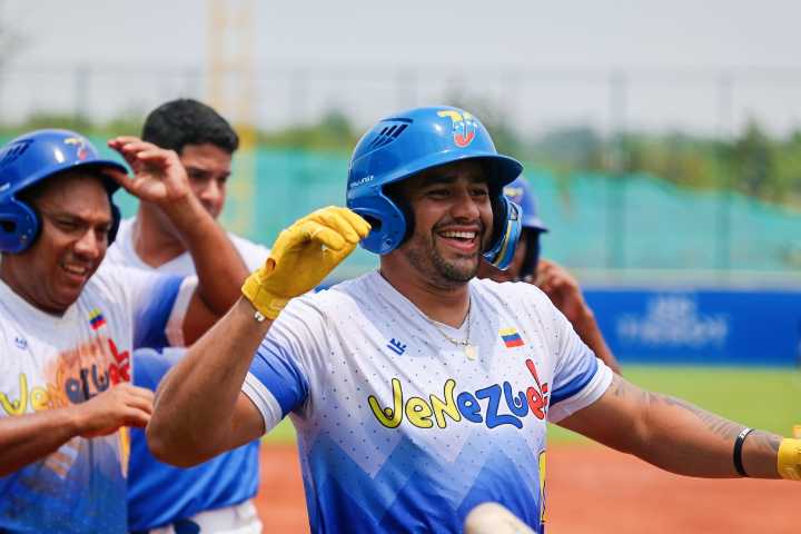 Softbol clasificó por paliza a semifinales