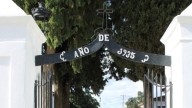Un operario de un pueblo de Sevilla deja un féretro en un contenedor de basura
