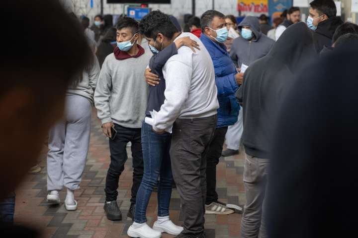 Jueza de EEUU bloquea deportaciones rápidas por violar el debido proceso