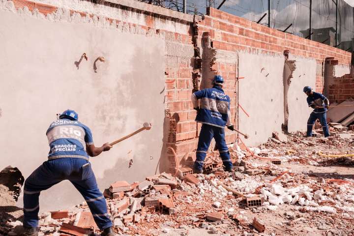 Demoler edificios a martillazos: la última lucha de Río de Janeiro contra el crimen organizado