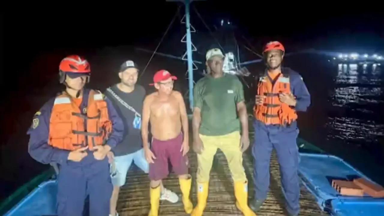 Nueve personas fueron rescatadas en el Pacífico: su embarcación estuvo a la deriva 12 horas por falla mecánica