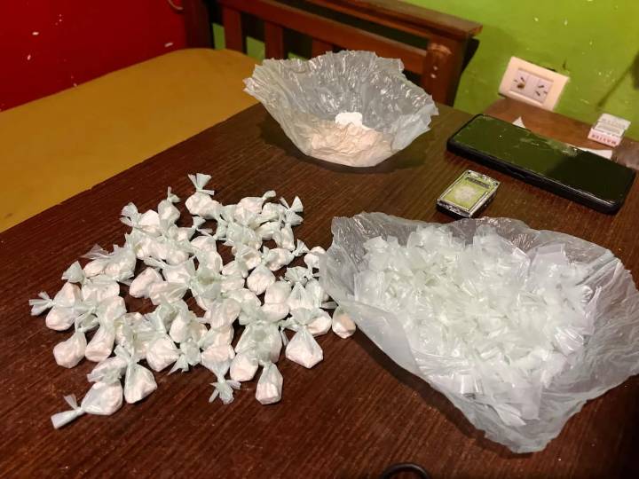 Detuvieron a dos personas que se dedicaban al narcomenudeo y secuestraron drogas en su domicilio.