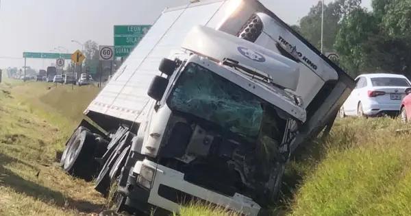 Fotos | Trailero queda herido en accidente sobre carretera 57
