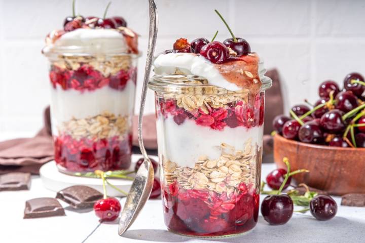 Avena nocturna con cerezas: el postre saludable que puedes comer para el desayuno