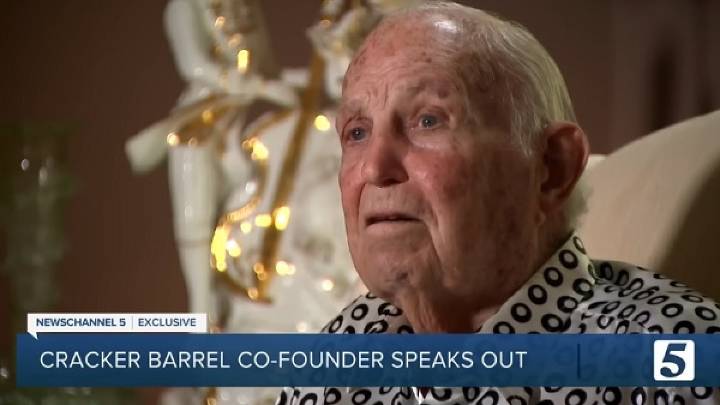 El fundador de Cracker Barrel arremetió contra la actual directiva por el cambio de logo: “Fue tirar dinero a la calle”