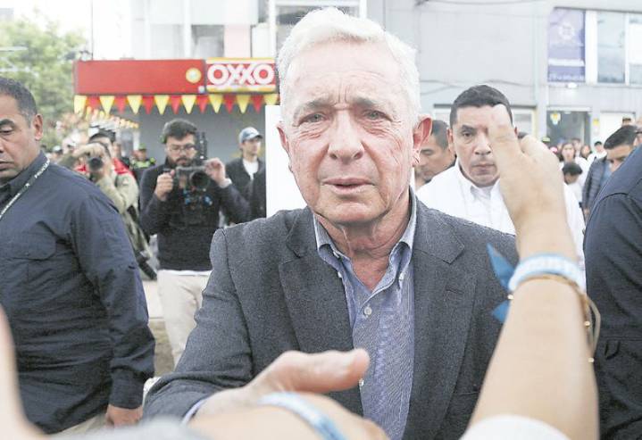 Expresidente Uribe visitó tumba de Miguel Uribe y lugar en donde fue atacado