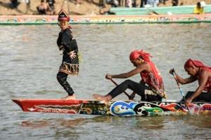 Indonesian child’s viral fame draws tourists to boat race