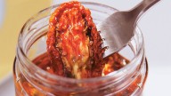 Cómo preparar tomates secos en aceite: la receta casera en conserva, saborizada con hierbas y fácil de hacer