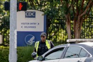 EE.UU. cesa a la directora de la agencia de Control de Enfermedades y dimiten altos cargos