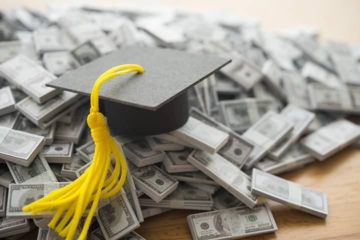 Ofrecen alivio de hasta $5,000 para quienes tienen préstamos estudiantiles